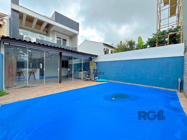 Casa em Porto Alegre, no bairro Hípica, com 3 dormitório(s), e 3 banheiros, à venda.