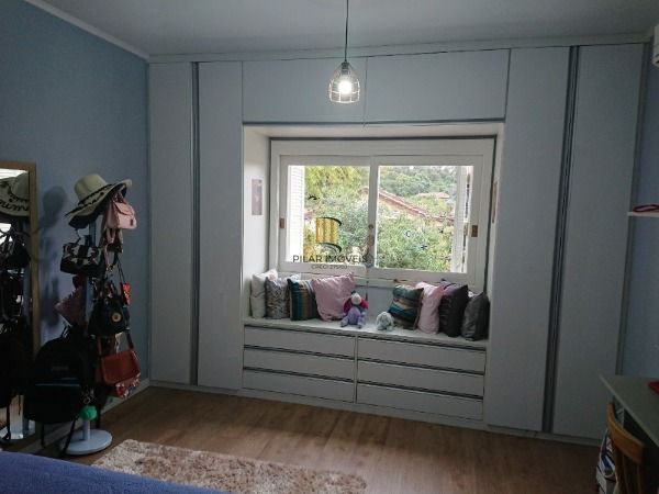 Casa em Porto Alegre, no bairro Espirito Santo, com 4 dormitório(s), e 4 banheiros, à venda.