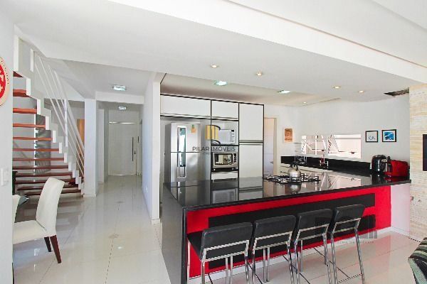 Casa em Porto Alegre, no bairro Hípica, com 3 dormitório(s), e 3 banheiros, à venda.