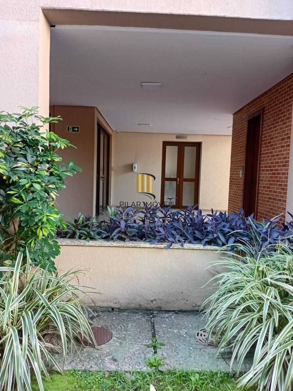 Ótimo apartamento 2 dormitórios, 1 suíte, 1 vaga coberta escriturada na tristeza.