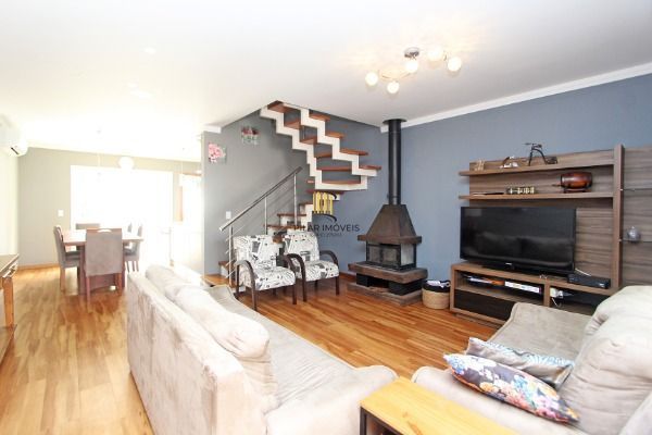 Ótima Casa com 3 dormitórios, semi mobiliada, pátio e vaga para carro.