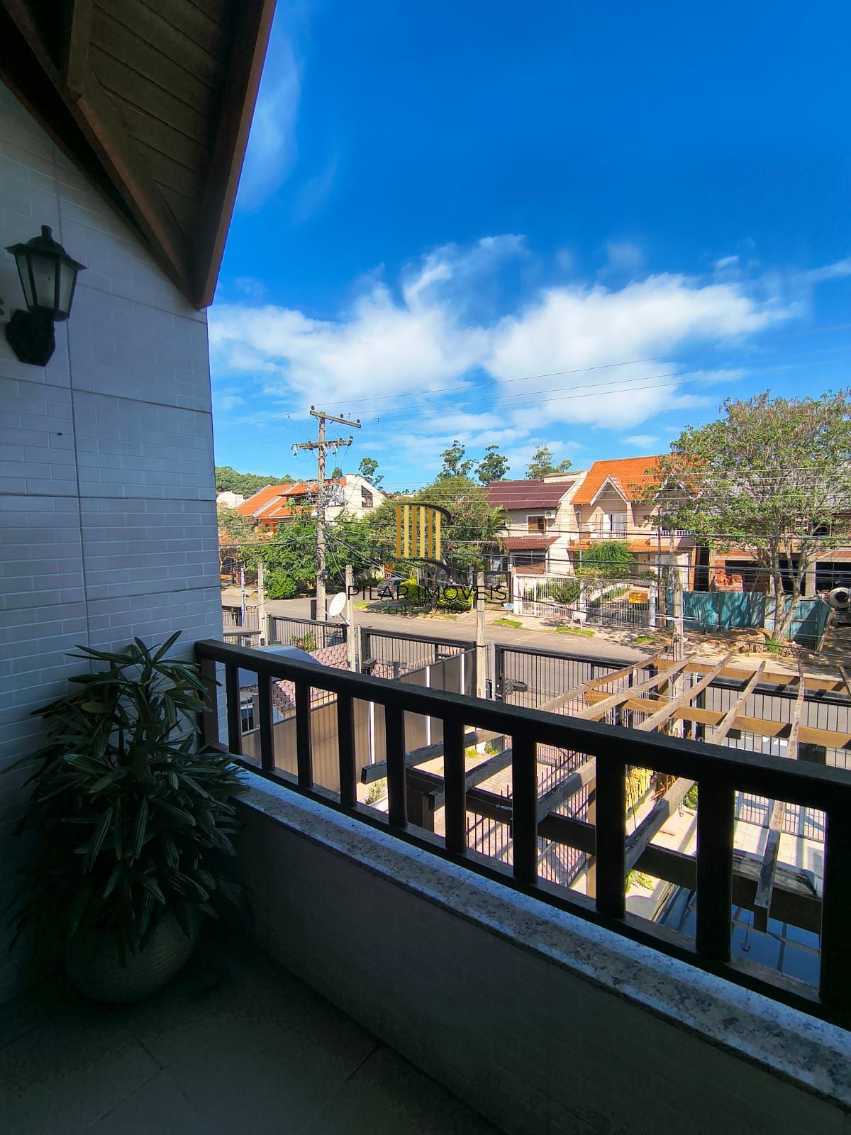 Otimo sobrado com 2 suites no bairro Guaruja