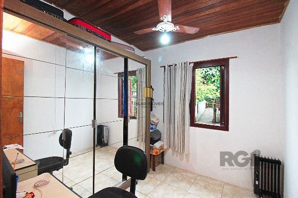 Casa em Porto Alegre, no bairro Ipanema, com 2 dormitório(s), e 2 banheiros, à venda.