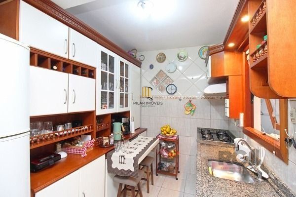 Casa em Porto Alegre, no bairro Guarujá, com 3 dormitório(s), e 3 banheiros, à venda.