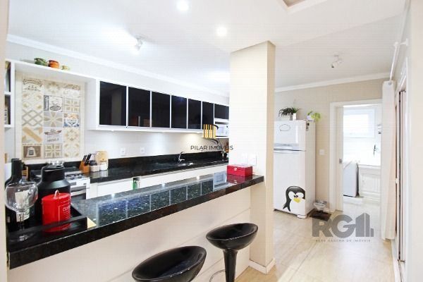 Casa em Porto Alegre, no bairro Hípica, com 3 dormitório(s), e 3 banheiros, à venda.