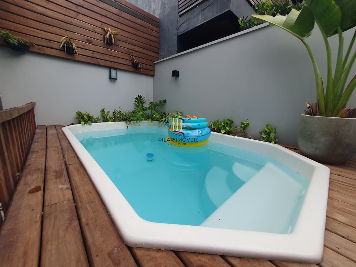 Casa 3 dormitórios no bairro Hípica