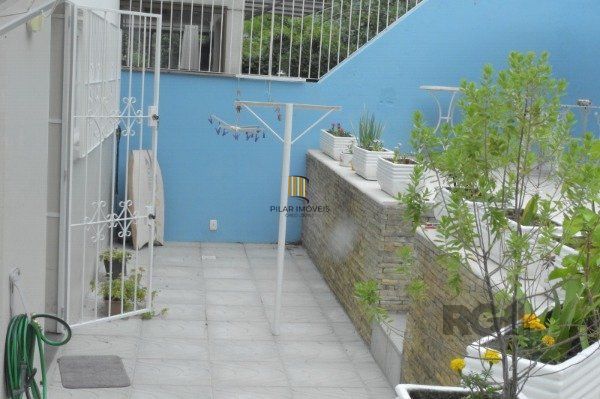 Casa em Porto Alegre, no bairro Espirito Santo, com 3 dormitório(s), e 3 banheiros, à venda.