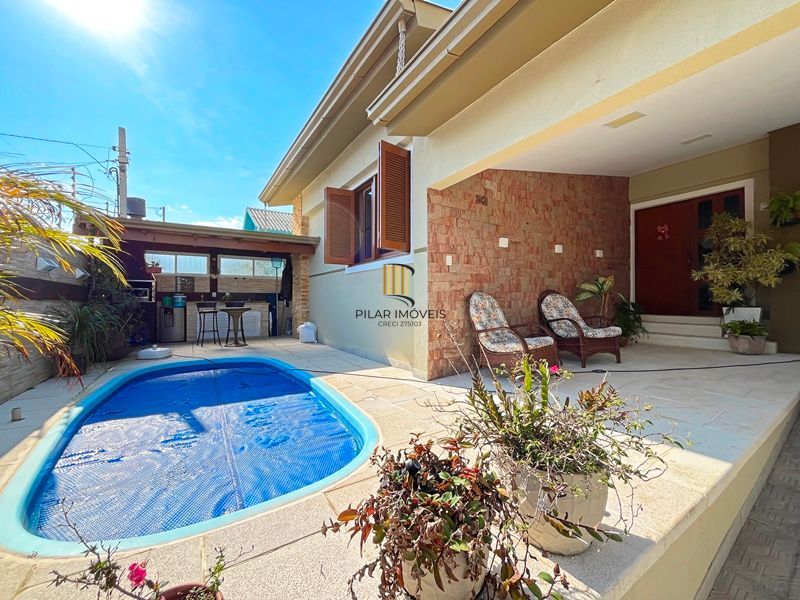 Ótima casa térrea com 4D, piscina e garagem fechada para 2 carros no Jardim Medianeira.