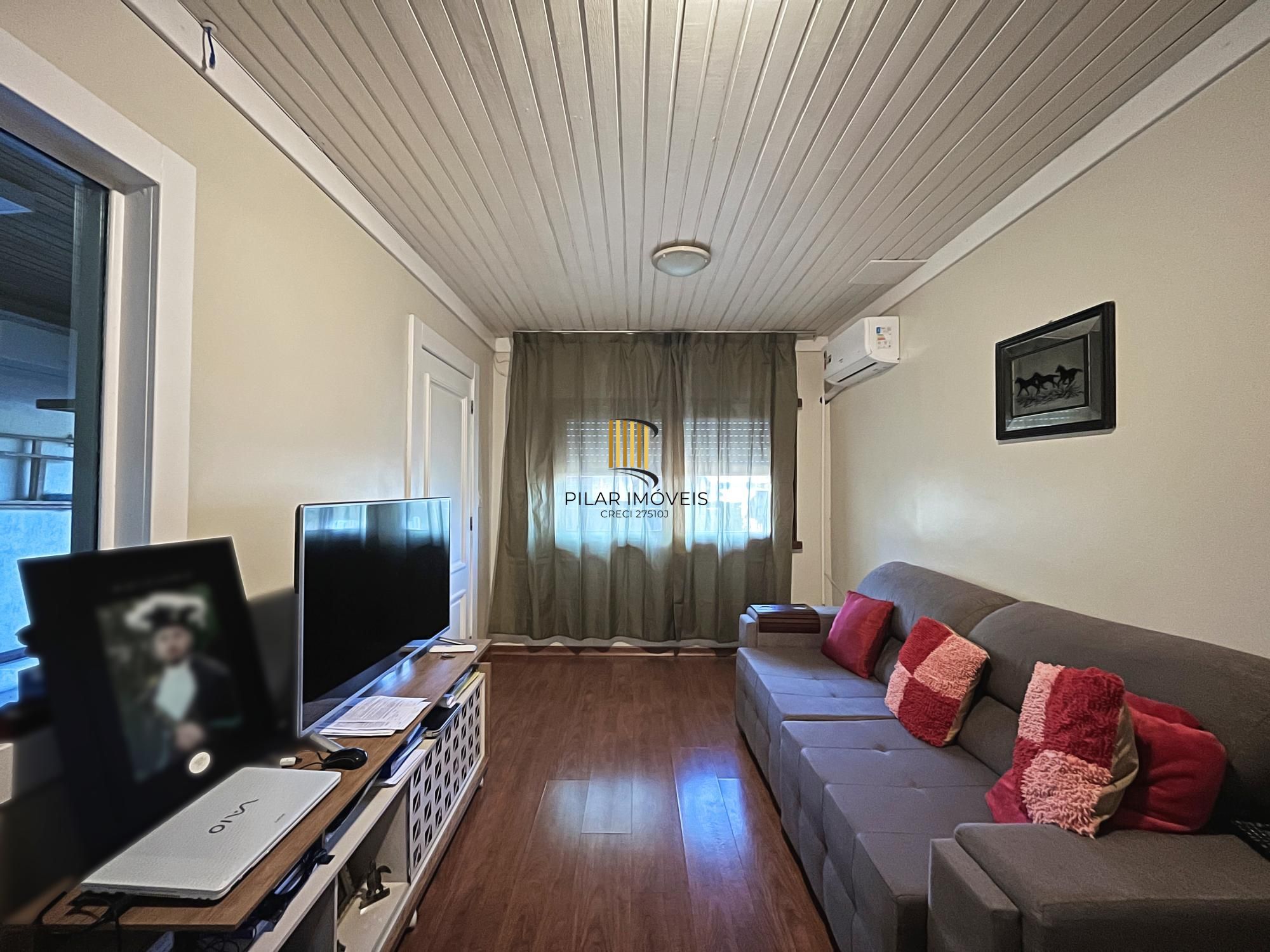 Ótima casa 2 dormitórios, 2 vagas, em rua calma no bairro.