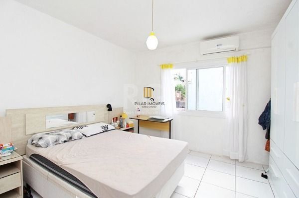 Casa em Porto Alegre, no bairro Aberta dos Morros, com 3 dormitório(s), e 3 banheiros, à venda.