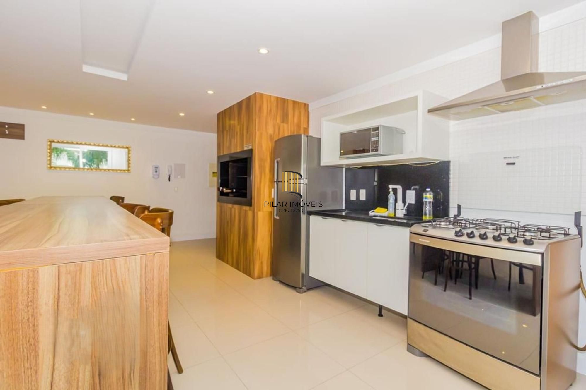 Apartamento semi mobiliado, 2 dormitórios, 1 suíte e 1 vaga de garagem coberta no bairro Menino Deus em Porto Alegre.