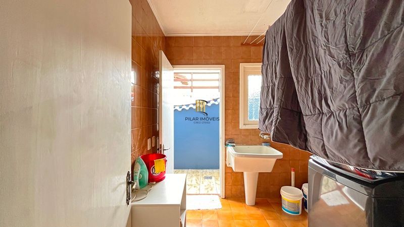 Casa de esquina com 285m², 3 dormitórios, sendo 1 suites, 4 vagas - amplo pátio com piscina,  Residencial Bahamas