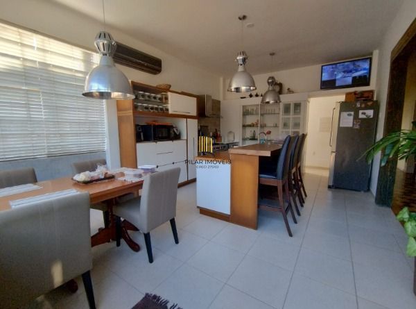 Casa em Porto Alegre, no bairro Vila Nova, com 3 dormitório(s), e 3 banheiros, à venda.