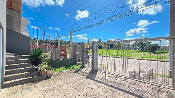 Casa em Porto Alegre, no bairro Hípica, com 3 dormitório(s), e 3 banheiros, à venda.