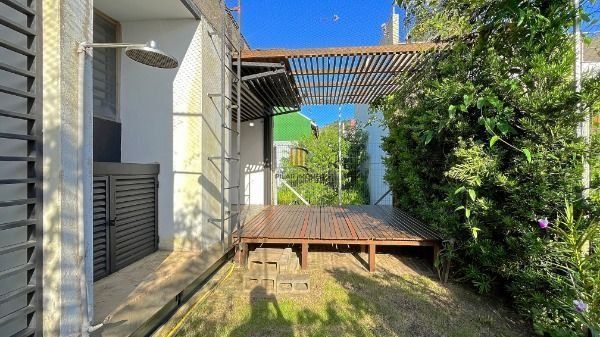 Casa em Porto Alegre, no bairro Guarujá, com 2 dormitório(s), e 2 banheiros, à venda.