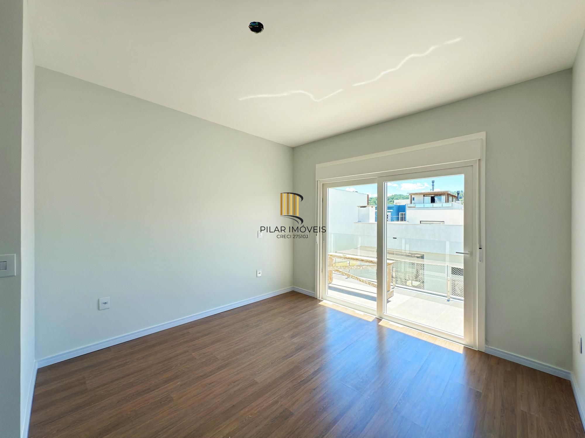 Casa 4 dormitórios( 1 dorm térreo) no Condomínio Villa Amalfi, na zona sul de Porto Alegre.