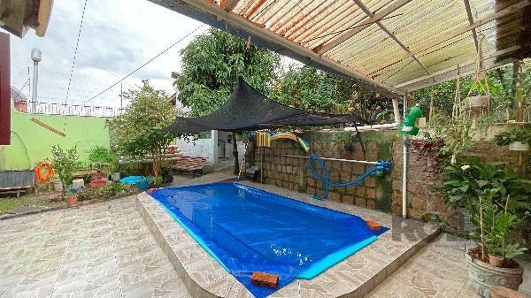 Casa em Porto Alegre, no bairro Ipanema, com 2 dormitório(s), e 2 banheiros, à venda.