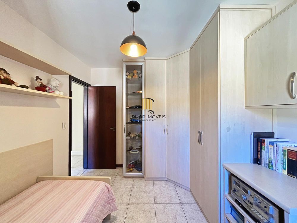 Ótima residência com 3 dormitórios, sendo 1 suíte, lareira e piscina.