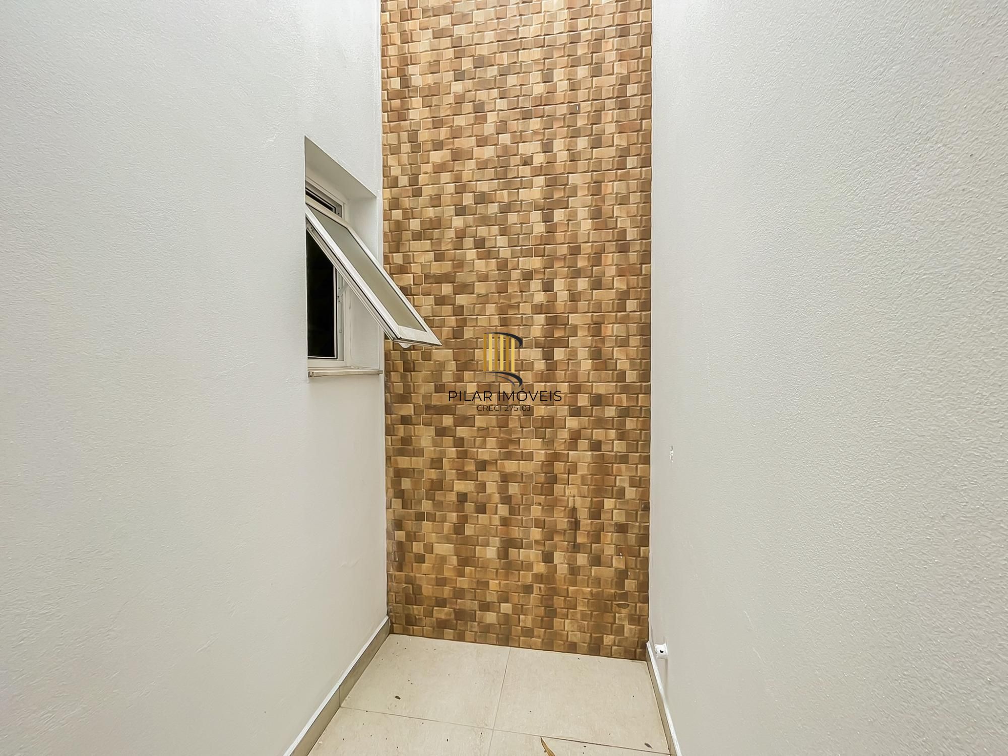 Casa ampla com piscina e suíte diferenciada em condomínio no Lagos de Ipanema zona Sul de Porto Alegre !