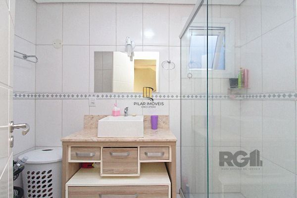 Casa em Porto Alegre, no bairro Hípica, com 3 dormitório(s), e 3 banheiros, à venda.