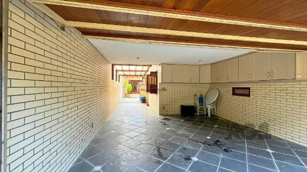 Casa em Porto Alegre, no bairro Ipanema, com 3 dormitório(s), e 3 banheiros, à venda.