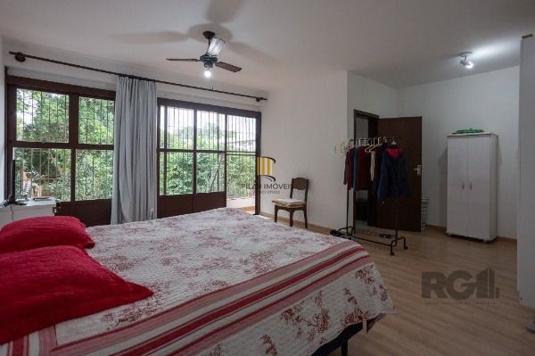Casa em Porto Alegre, no bairro Medianeira, com 5 dormitório(s), e 5 banheiros, à venda.