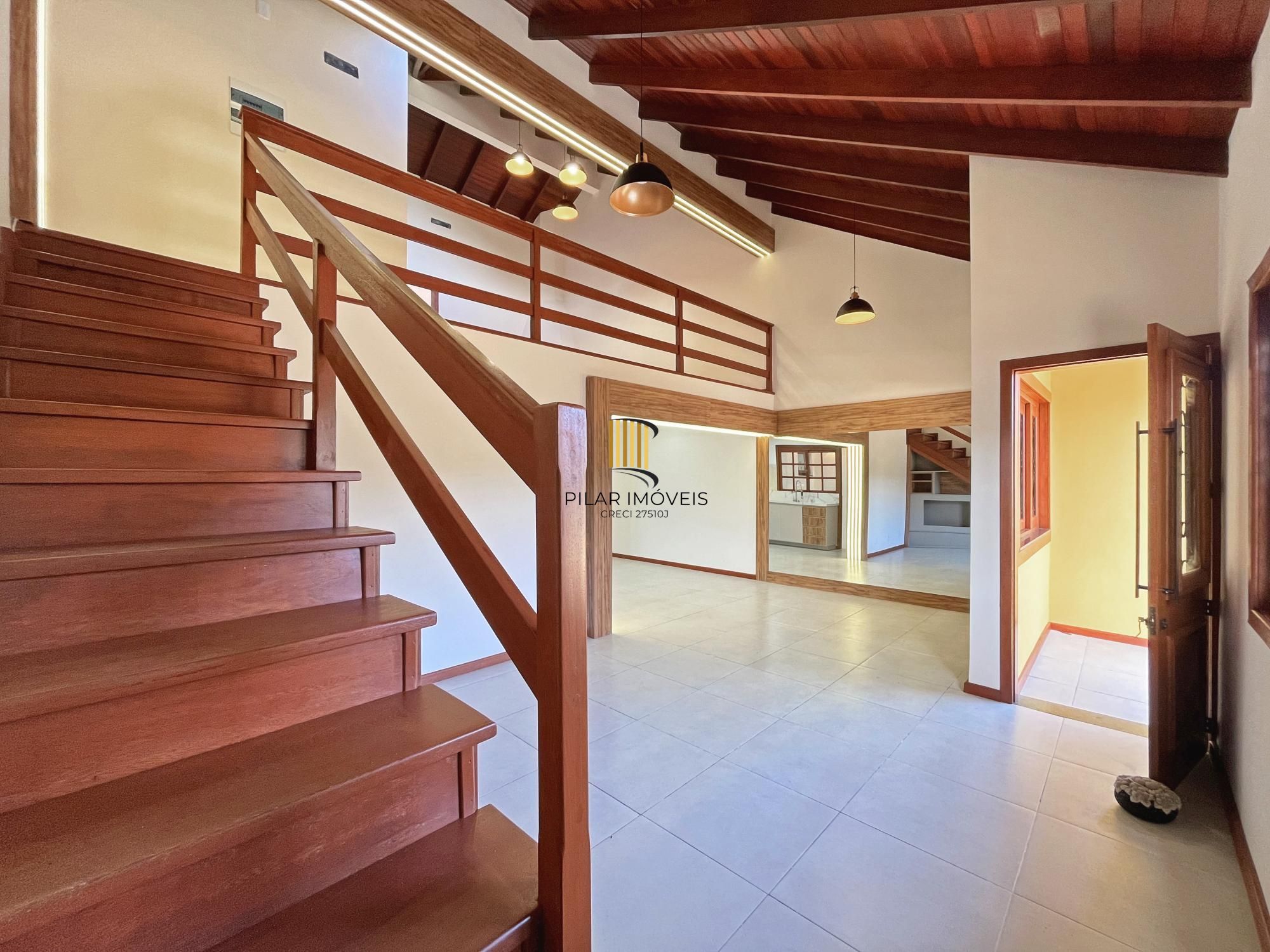Casa com suíte no térreo em condomínio fechado