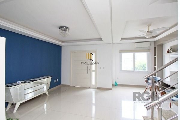 Casa em Porto Alegre, no bairro Hípica, com 3 dormitório(s), e 3 banheiros, à venda.