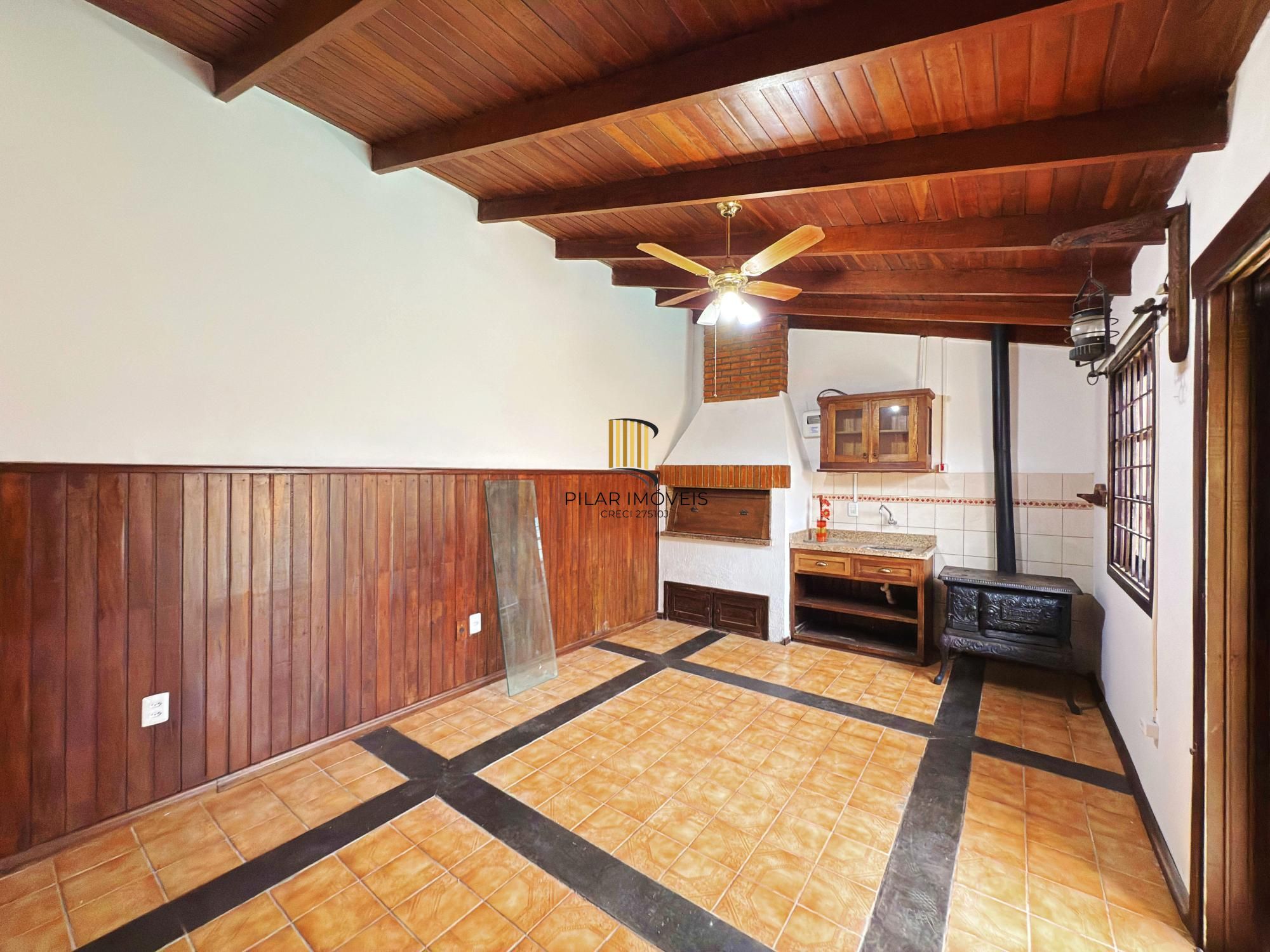 Residência á venda no bairro Guarujá com 2 dormitórios.