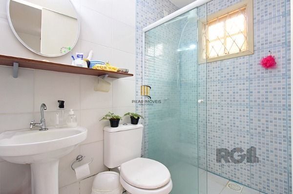 Casa em Porto Alegre, no bairro Ipanema, com 4 dormitório(s), e 4 banheiros, à venda.