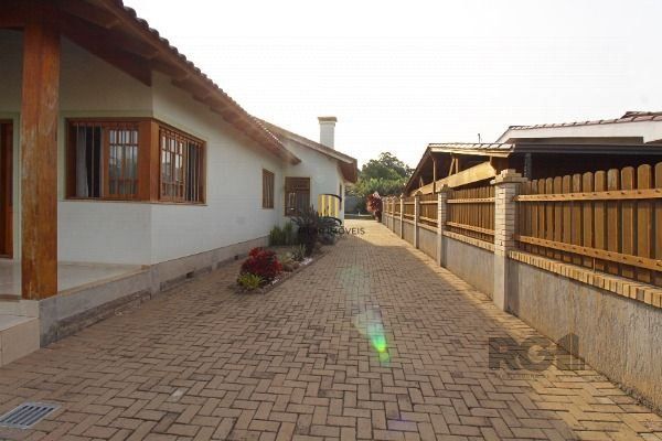 Casa em Porto Alegre, no bairro Belém Novo, com 3 dormitório(s), e 3 banheiros, à venda.