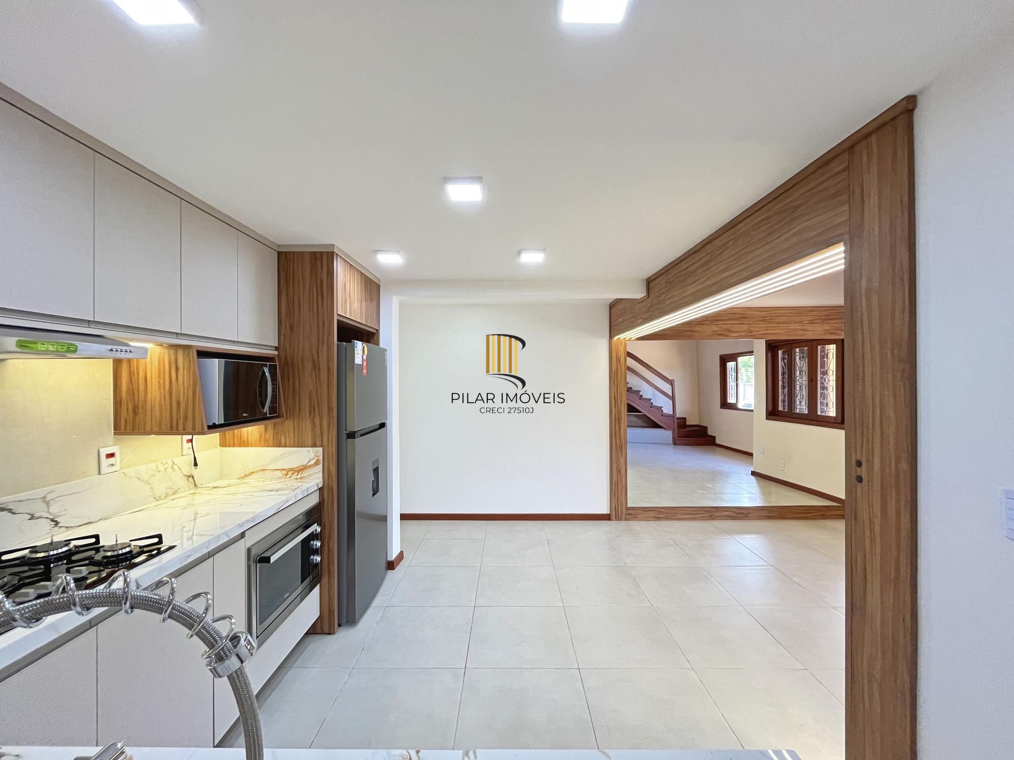 Casa com suíte no térreo em condomínio fechado
