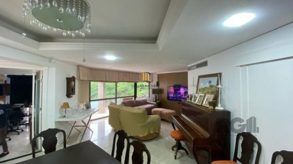 Apartamento em Porto Alegre, no bairro Auxiliadora, com 4 dormitório(s), e 4 banheiros, à venda.