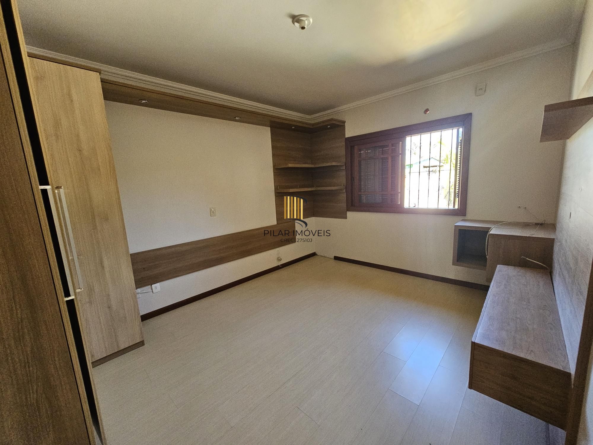 Sobrado 3 dormitórios com lareira, churrasqueira, piscina, 4 vagas garagem com 196,00m² de área construída no bairro Hípica !