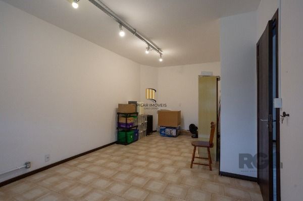 Casa em Porto Alegre, no bairro Medianeira, com 5 dormitório(s), e 5 banheiros, à venda.