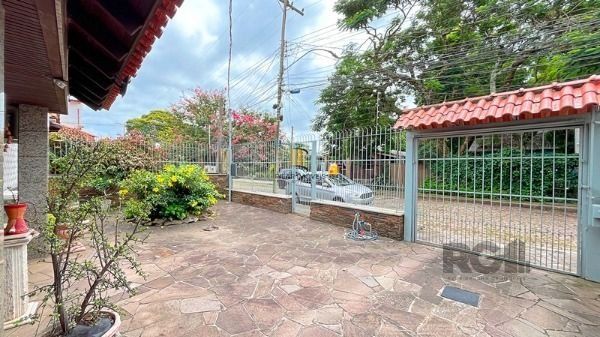 Casa em Porto Alegre, no bairro Guarujá, com 5 dormitório(s), e 5 banheiros, à venda.