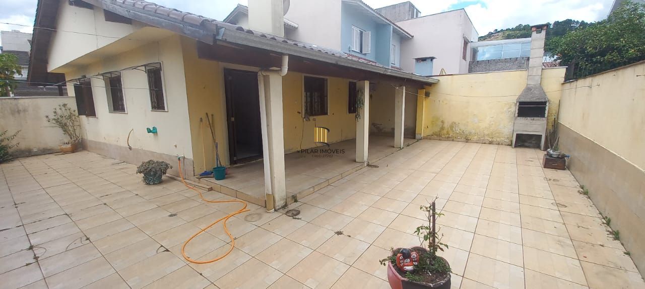 Casa 3 dormitórios no bairro Guarujá