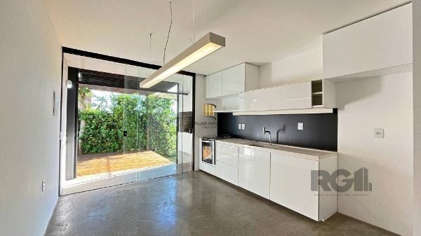 Casa em Porto Alegre, no bairro Guarujá, com 2 dormitório(s), e 2 banheiros, à venda.