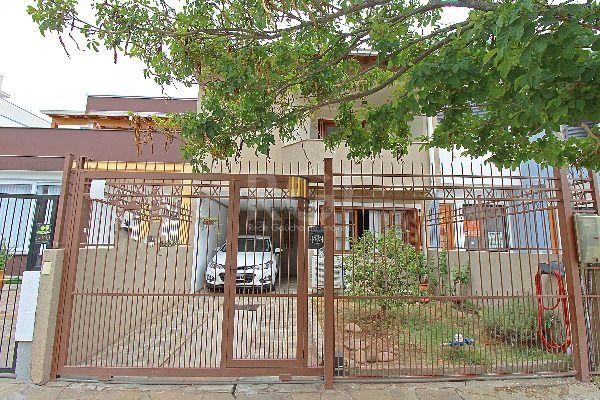 Casa em Porto Alegre, no bairro Hípica, com 3 dormitório(s), e 3 banheiros, à venda.