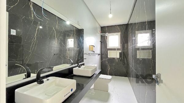 Casa em Porto Alegre, no bairro Ipanema, com 3 dormitório(s), à venda.