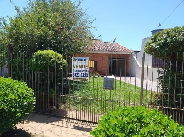 Casa em Porto Alegre, no bairro Vila Nova, com 2 dormitório(s), e 2 banheiros, à venda.