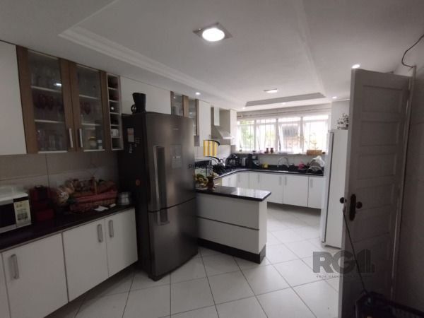 Casa em Porto Alegre, no bairro Ipanema, com 6 dormitório(s), e 6 banheiros, à venda.