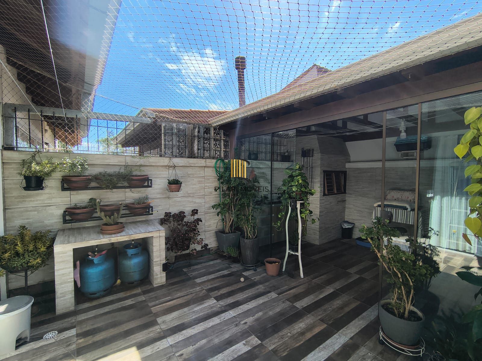 Otimo sobrado com 2 suites no bairro Guaruja