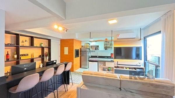 Apartamento em Porto Alegre, no bairro Cristal, com 2 dormitório(s), e 2 banheiros, à venda.
