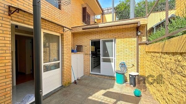 Casa em Porto Alegre, no bairro Ipanema, com 4 dormitório(s), e 4 banheiros, à venda.