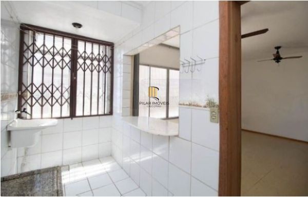 Apartamento JK em Porto Alegre, no bairro Medianeira, com 1 dormitório(s), e 1 banheiros, à venda.