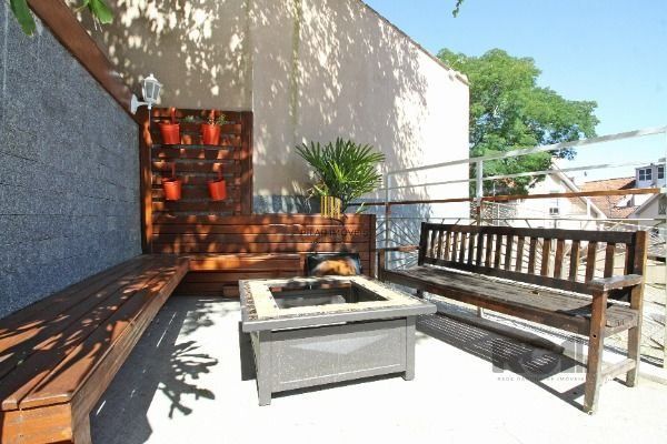 Casa Condominio em Porto Alegre, no bairro Pedra Redonda, com 3 dormitório(s), e 3 banheiros, à venda.