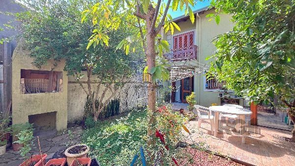 Casa em Porto Alegre, no bairro Hípica, com 3 dormitório(s), e 2 banheiros, à venda.