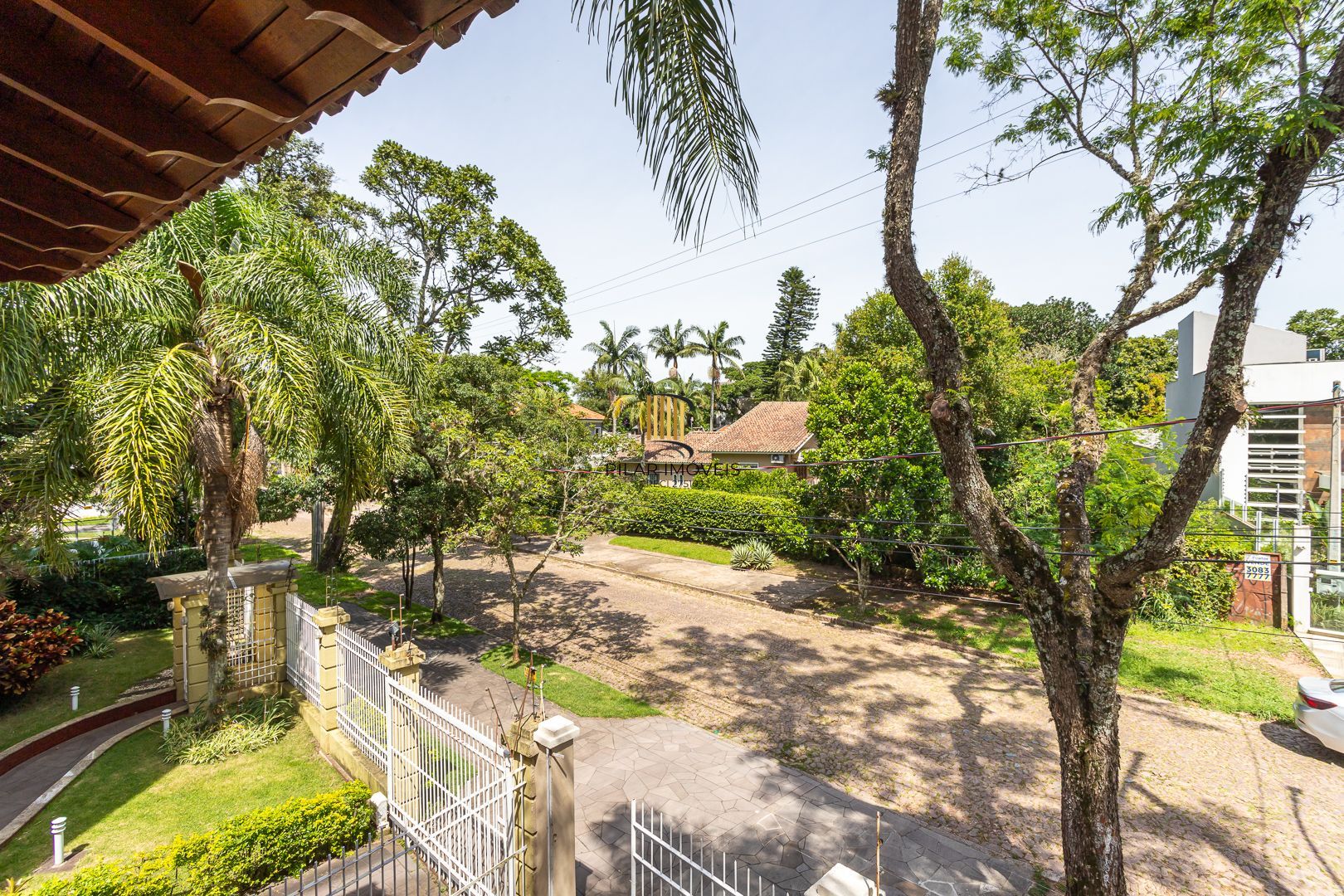 Casa de 272m², 4 dormitórios, 2 suítes e 4 vagas de garagem, no bairro Ipanema, próxima à orla do Guaíba.