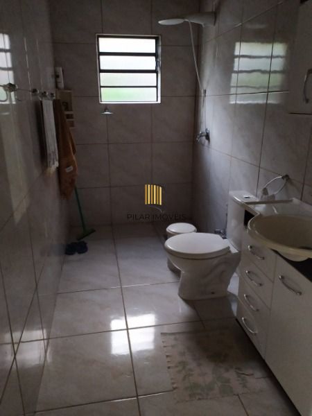 Casa em Porto Alegre, no bairro Campo Novo, com 3 dormitório(s), e 3 banheiros, à venda.